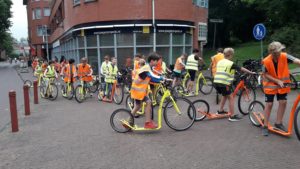 kinderen op een kickbike