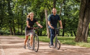 Een footbike of step voor volwassenen voor woonwerkverkeer
